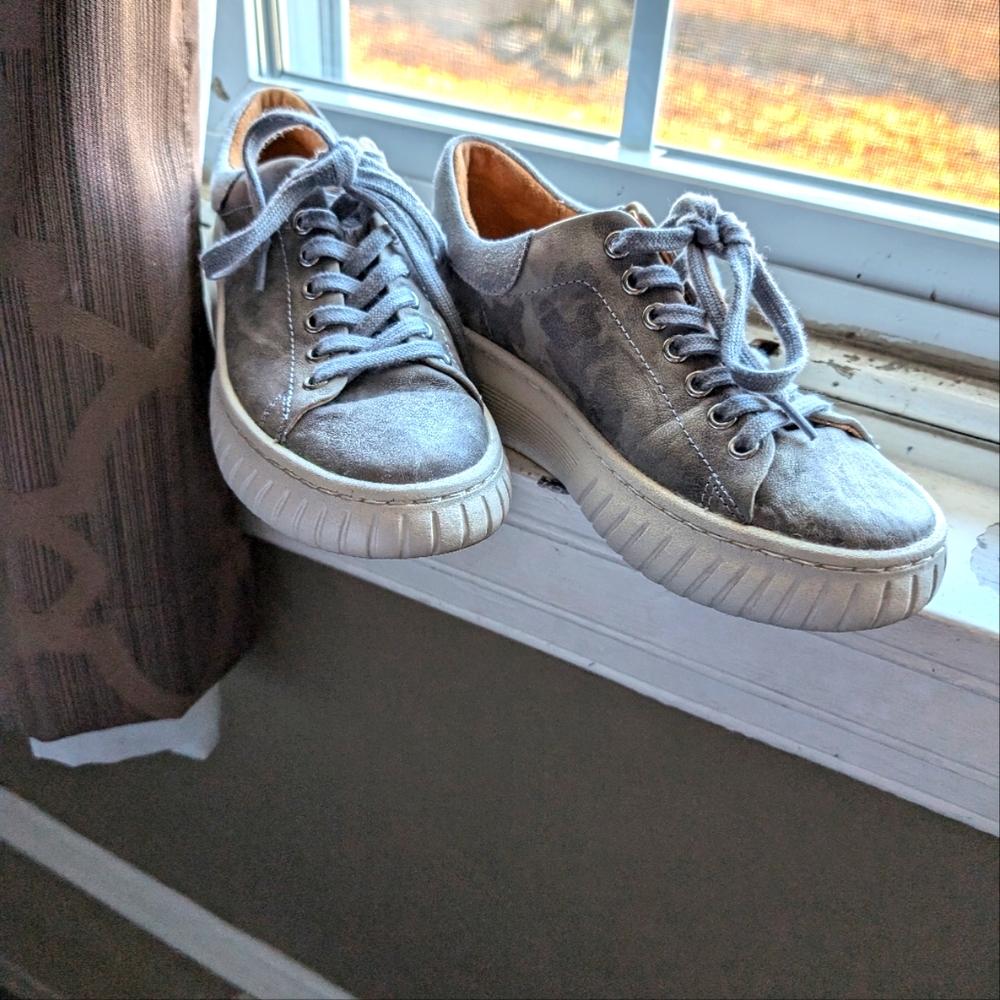 Women's Sofft leather sneakers
